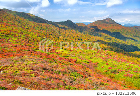 福島県西郷村　秋の紅葉に染まる赤面山から見る旭岳 132212600