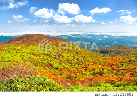 福島県西郷村 秋の紅葉に染まる赤面山 福島県西郷村 秋の紅葉に染まる赤面山 132212602