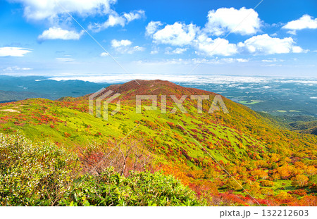 福島県西郷村　秋の紅葉に染まる赤面山 132212603