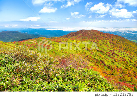 福島県西郷村　秋の紅葉に染まる赤面山 132212783