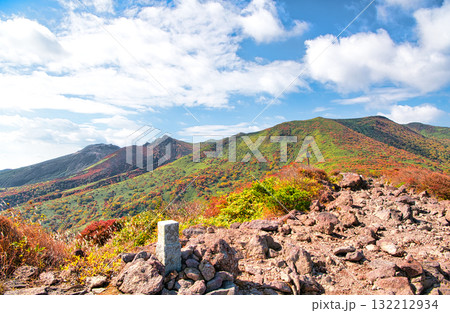 福島県西郷村　赤面山から見る秋の紅葉に染まる茶臼岳と朝日岳 132212934
