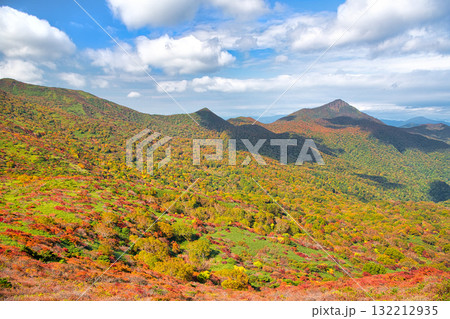 福島県西郷村　秋の紅葉に染まる赤面山から見る旭岳 132212935