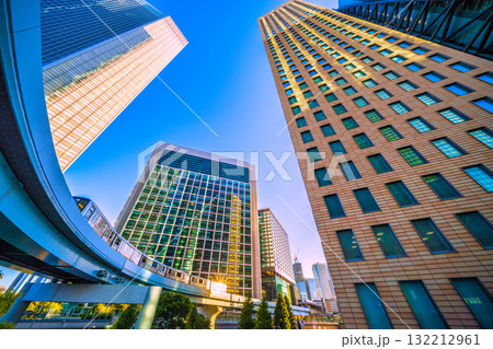 日本の東京都市景観光芒2つ…太陽光を反射するゆりかもめや汐留駅、汐留のオフィス街を望む＝10月17日 132212961