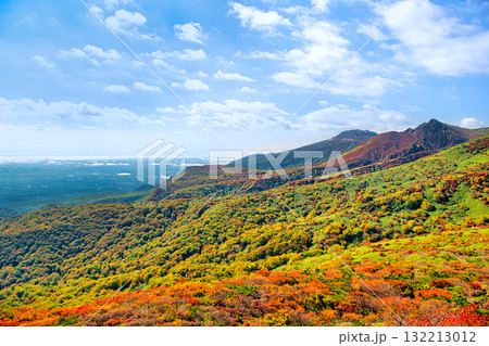 福島県西郷村 赤面山から見る秋の紅葉に染まる茶臼岳と朝日岳 福島県西郷村 赤面山から見る秋の紅葉に染まる茶臼岳と朝日岳 132213012