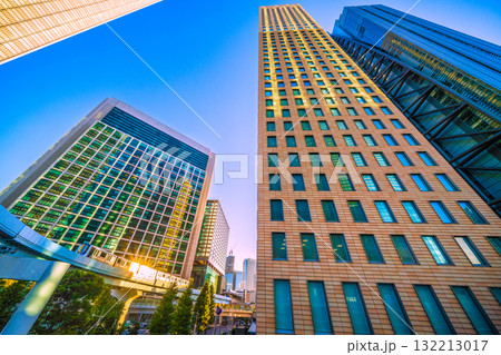 日本の東京都市景観珍景。太陽光を反射するゆりかもめや汐留駅、汐留のオフィス街を望む=10月17日 日本の東京都市景観珍景。太陽光を反射するゆりかもめや汐留駅、汐留のオフィス街を望む=10月17日 132213017