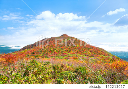 福島県西郷村　秋の紅葉に染まる赤面山 132213027