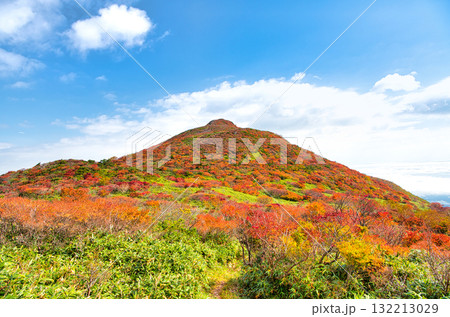 福島県西郷村 秋の紅葉に染まる赤面山 福島県西郷村 秋の紅葉に染まる赤面山 132213029
