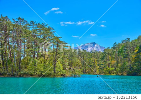 新録の福島県耶麻郡の毘沙門沼(五色沼)の湖畔から南側の残雪の櫛ヶ峰(くしがみね)などを見る 新録の福島県耶麻郡の毘沙門沼(五色沼)の湖畔から南側の残雪の櫛ヶ峰(くしがみね)などを見る 132213150