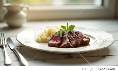 窓辺にある美味しそうなローストビーフ ステーキのイメージ画像 132213380