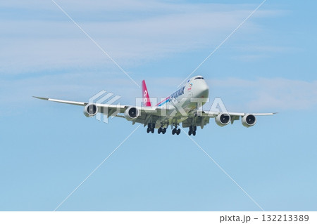 着陸するカーゴルックス航空のボーイング747-8F 132213389