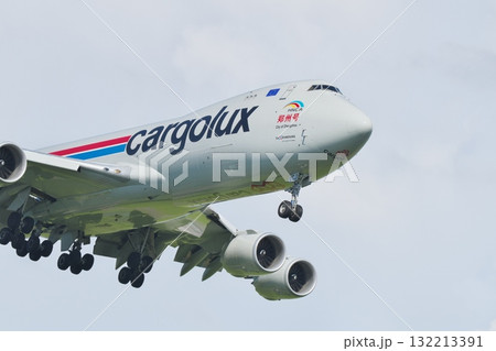 着陸するカーゴルックス航空のボーイング747-8F 132213391