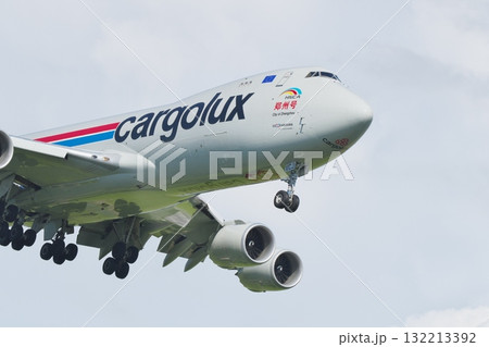 着陸するカーゴルックス航空のボーイング747-8F 132213392