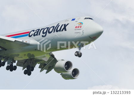 着陸するカーゴルックス航空のボーイング747-8F 132213393