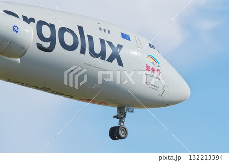 着陸するカーゴルックス航空のボーイング747-8F 132213394