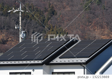 住宅屋根に設置された太陽光パネル 132213669