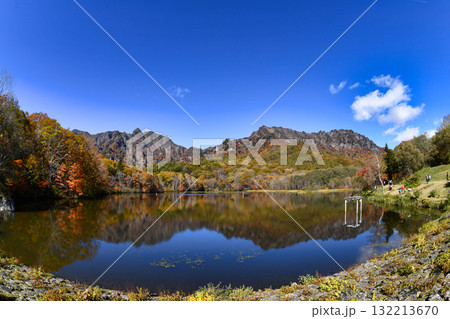 紅葉の信州戸隠鏡池 132213670