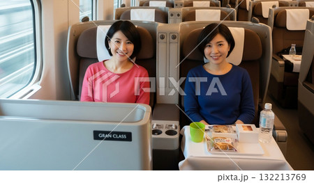 新幹線・グランクラス　ミドル世代の女子旅 132213769
