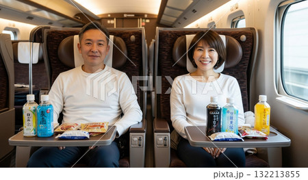新幹線・グランクラス　ミドル世代の夫婦 132213855