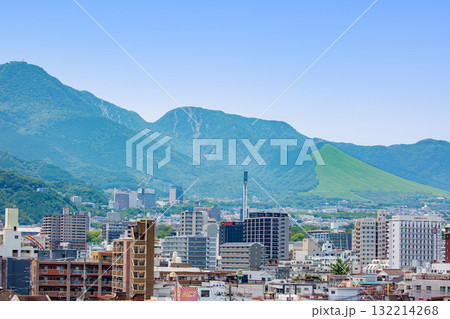 別府市街地と鶴見岳と扇山の山並み 132214268