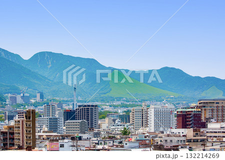 別府市街地と鶴見岳と扇山の山並み 別府市街地と鶴見岳と扇山の山並み 132214269