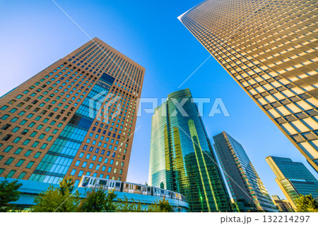 日本の東京都市景観西日を浴びる汐留のオフィスビル(電通)やゆりかもめなど望む=10月17日 日本の東京都市景観西日を浴びる汐留のオフィスビル(電通)やゆりかもめなど望む=10月17日 132214297