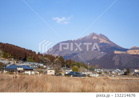 冠雪の由布岳と湯布院 132214676