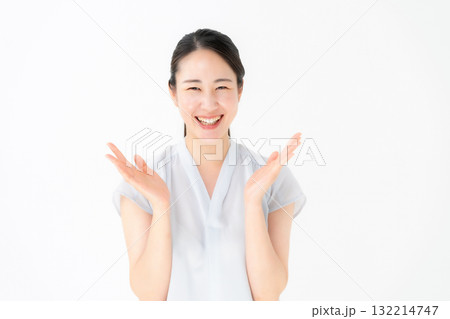 ミドル女性　会話　笑顔 132214747