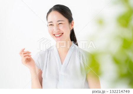 ミドル女性　会話　笑顔 132214749