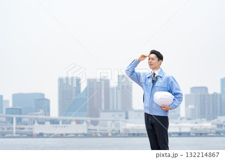 作業服の男性　ビル群 132214867