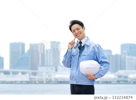 作業服の男性 ビル群 笑顔 作業服の男性 ビル群 笑顔 132214874