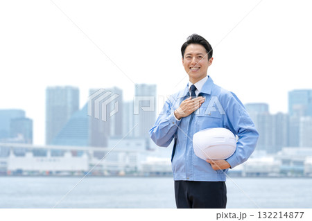 作業服の男性　ビル群 132214877