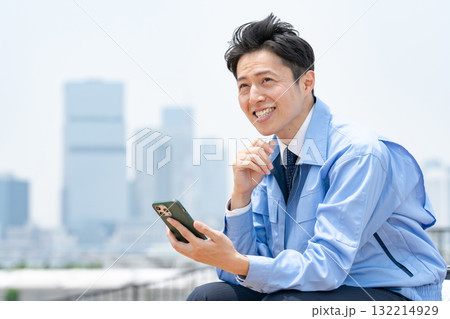作業服の男性 スマホ 笑う 作業服の男性 スマホ 笑う 132214929