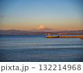 相模湾と朝日を浴びる富士山 132214968