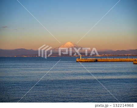 相模湾と朝日を浴びる富士山 132214968