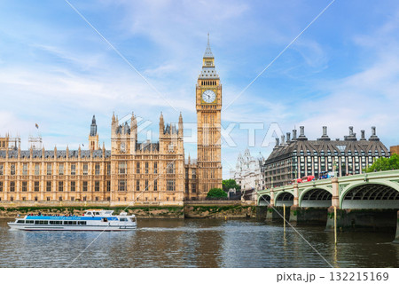 ロンドン　テムズ川とウェストミンスター宮殿 132215169