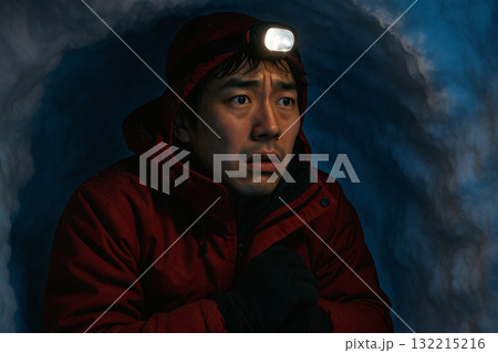 ビバーク 雪洞 冬山 ビバーク 雪洞 冬山 132215216