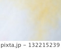 明るい黄色の柔らかなグラデーション背景 132215239