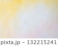 明るい黄色の柔らかなグラデーション背景 132215241