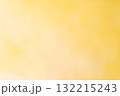 明るい黄色の柔らかなグラデーション背景 132215243