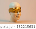 金色のアイマスクをつけたマネキンの頭部 132215631