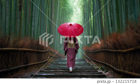 女性がショール姿で竹林の石段を歩く 女性がショール姿で竹林の石段を歩く 132215718