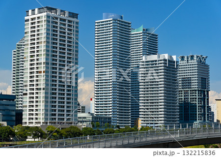 タワーマンションの並ぶ横浜の都市風景 132215836