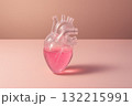 ピンクの液体が入った透明なプラスチックの心臓 132215991