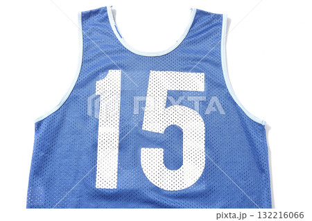 青のゼッケンを白背景で撮影 132216066