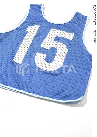 青のゼッケンを白背景で撮影 132216072