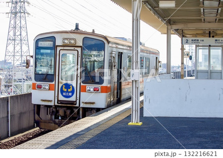 JR東海交通事業城北線、小田井駅に停車中のキハ11形普通列車 132216621