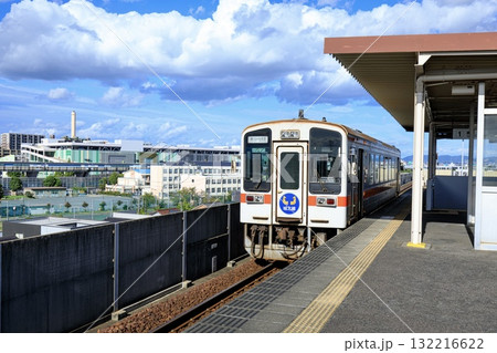 JR東海交通事業城北線、小田井駅に停車中のキハ11形普通列車 JR東海交通事業城北線、小田井駅に停車中のキハ11形普通列車 132216622