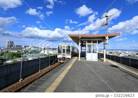 JR東海交通事業城北線、小田井駅に停車中のキハ11形普通列車 132216623