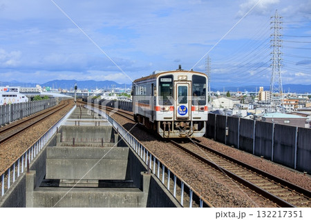 JR東海交通事業城北線、小田井駅付近を走るキハ11形普通列車 JR東海交通事業城北線、小田井駅付近を走るキハ11形普通列車 132217351
