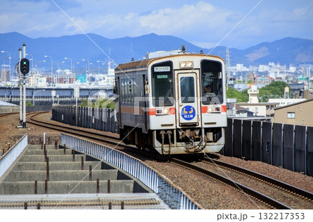 JR東海交通事業城北線、小田井駅付近を走るキハ11形普通列車 JR東海交通事業城北線、小田井駅付近を走るキハ11形普通列車 132217353